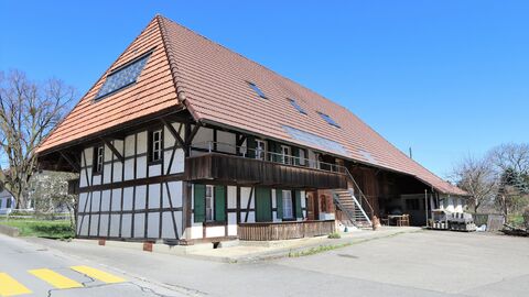 À vendre:
Ancienne ferme partiellement transformée
Avec potentiel