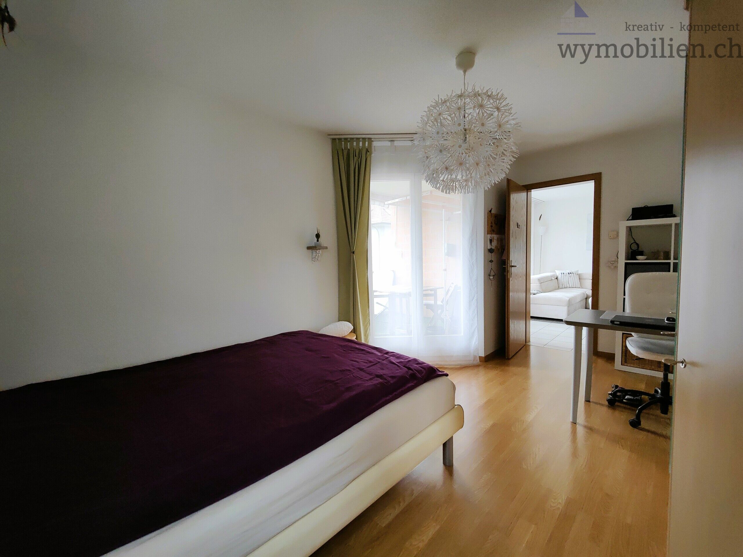 Das Schlafzimmer hat einen Zugang auf den Balkon