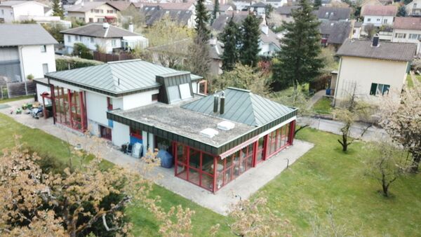 Zweigenerationenhaus mit Garten und Doppelgarage