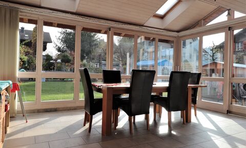 Moderne und grosszügige 5.5-Zimmer-Maisonette mit Garten und Cheminée