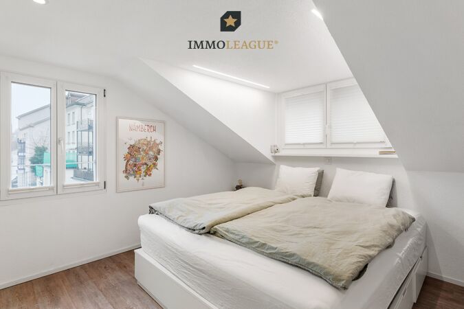 Das schöne und äusserst gemütliche Schlafzimmer im Dachgeschoss begeistert mit  Bad En Suite.