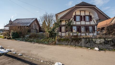 Drei Teile, ein Preis: Bauernhaus, Kleintierstall und Bauland.