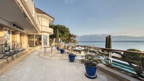 Large property with pool and private, direct lake access