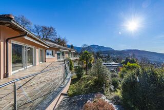 Prestigious villa with scenic view