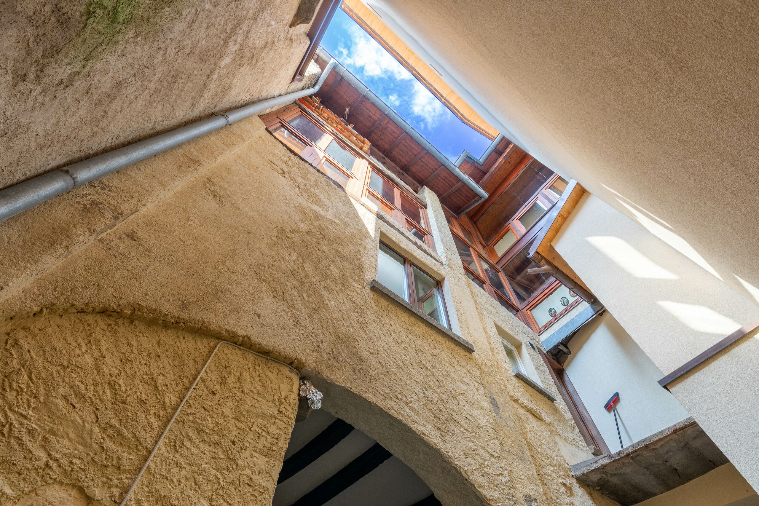Innenhof mit Blick nach oben / Fassade Via Vecchia Cantonale 6