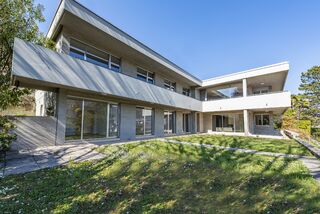 Generous villa in a strategic area