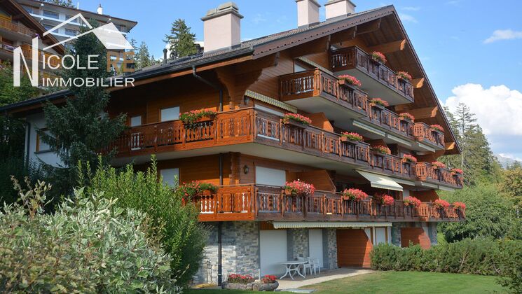 Superb South-facing "Semi-Attique" with gorgeous views of the Alps !