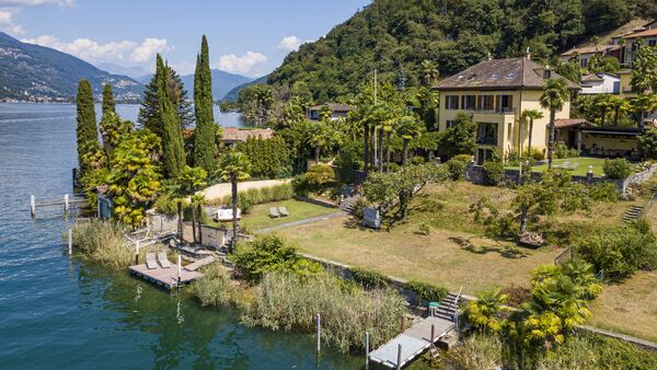 Rarity: exceptional lake property with guesthouse
