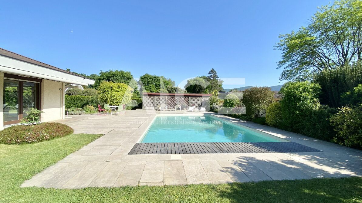 Spacieuse villa individuelle de plein pied avec piscine