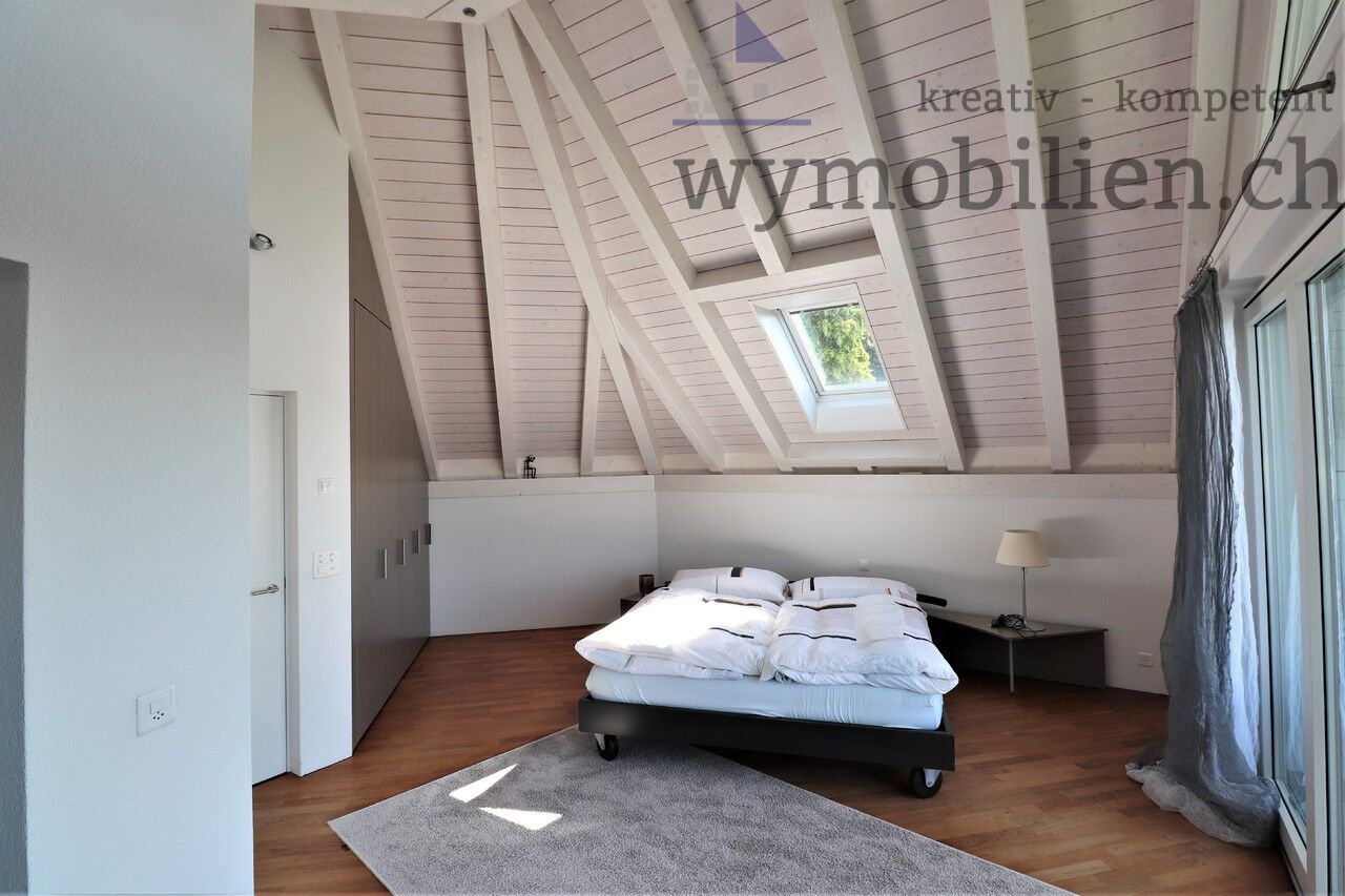 Hauptschlafzimmer mit Balkon und Zugang ins Bad