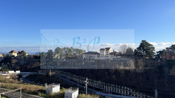 Renovated 3-room apartment with lake view