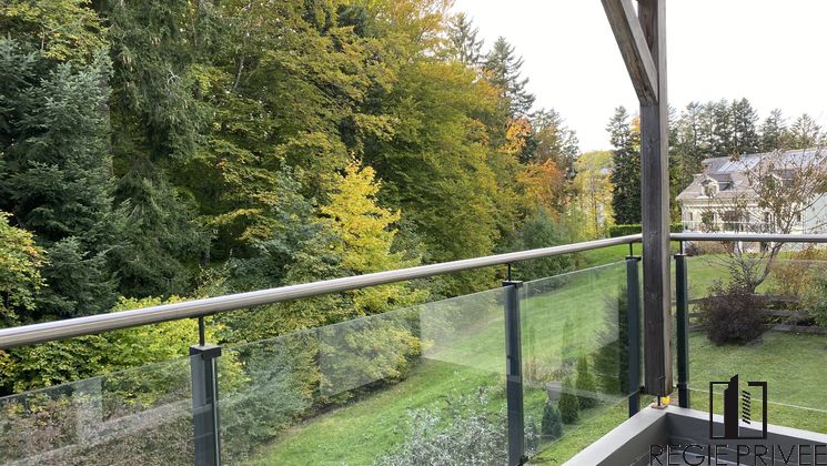 En lisière de forêt, au privilège de 2 balcons avec vue verdoyante