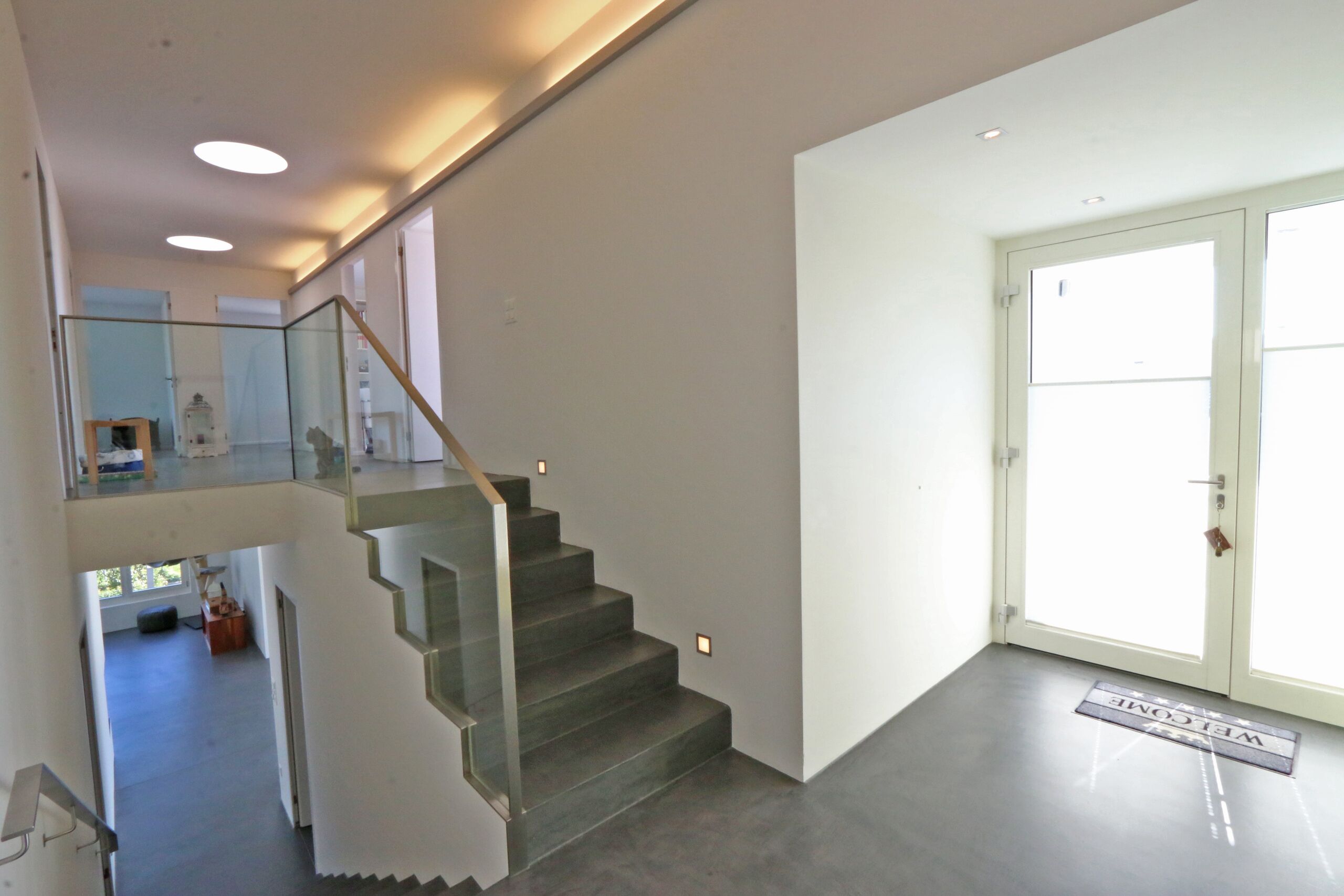 freundliches und luftiges Entrée mit angrenzendem Treppenhaus