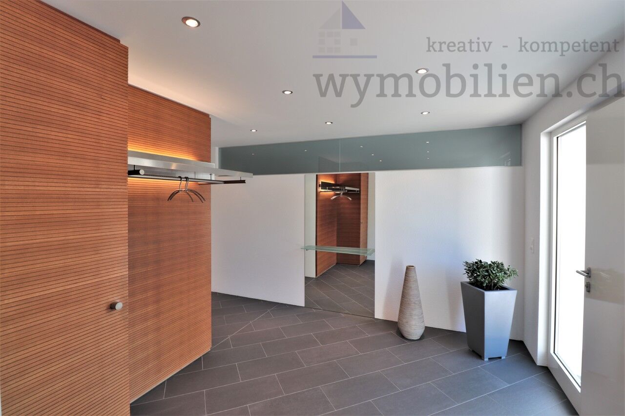 Einladendes Entrée mit Design Garderobe 