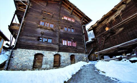 Appartement rustique dans un petit immeuble typique d'Evolène