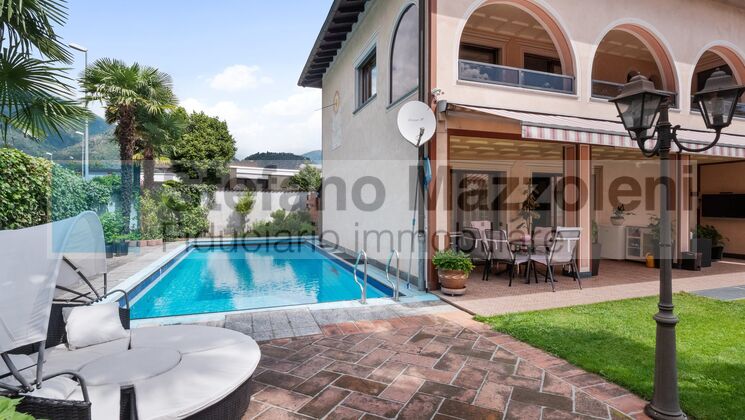 LOSONE - Villa 7 1/2 locali con piscina