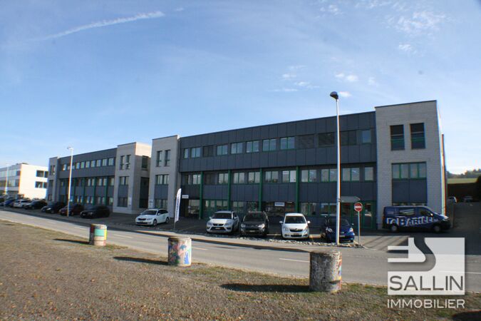 Surface administrative d'env. 270 m² 
avec 3 pl. ext. et 2 pl. int.