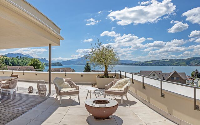 Breath-taking panoramic view over the lake of Lucerne