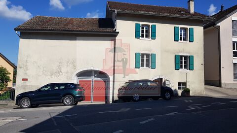 Maison villageoise à rénover, potentiel de mise en valeur important.