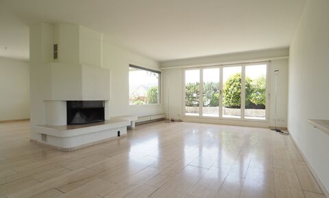 Appartement mansardé avec terrasse sur le toit tout autour et place de