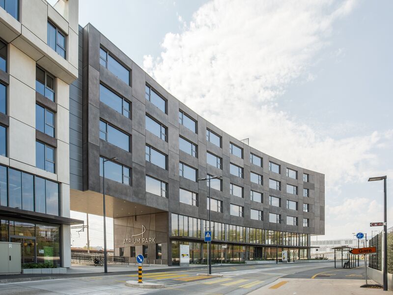 Multi-activity building divisible from 187 m2