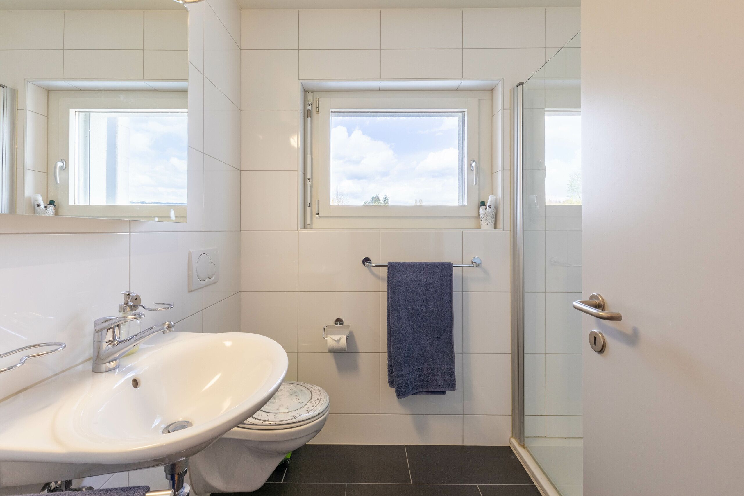Nasszelle mit Dusche, Lavabo, WC und Waschturm