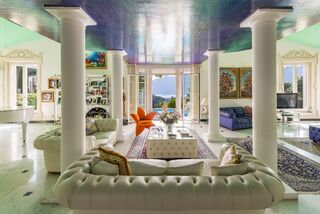 Prestigious villa in a dominant position