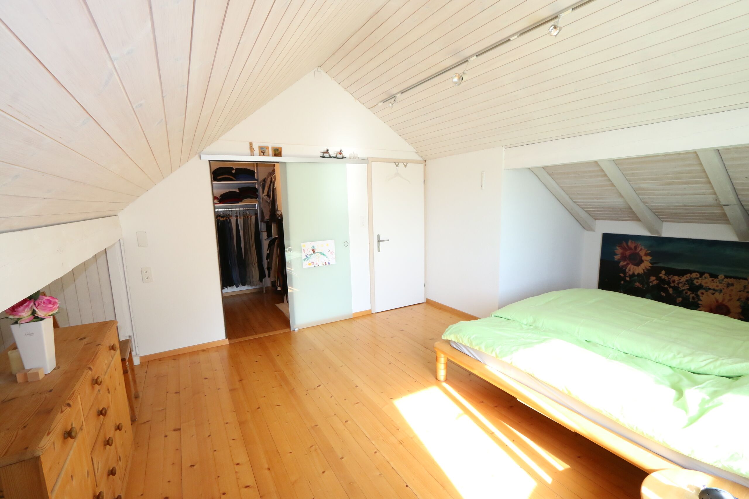 Vom grossen Dachzimmer direkter Zugang in den begehbaren Kleiderschrank