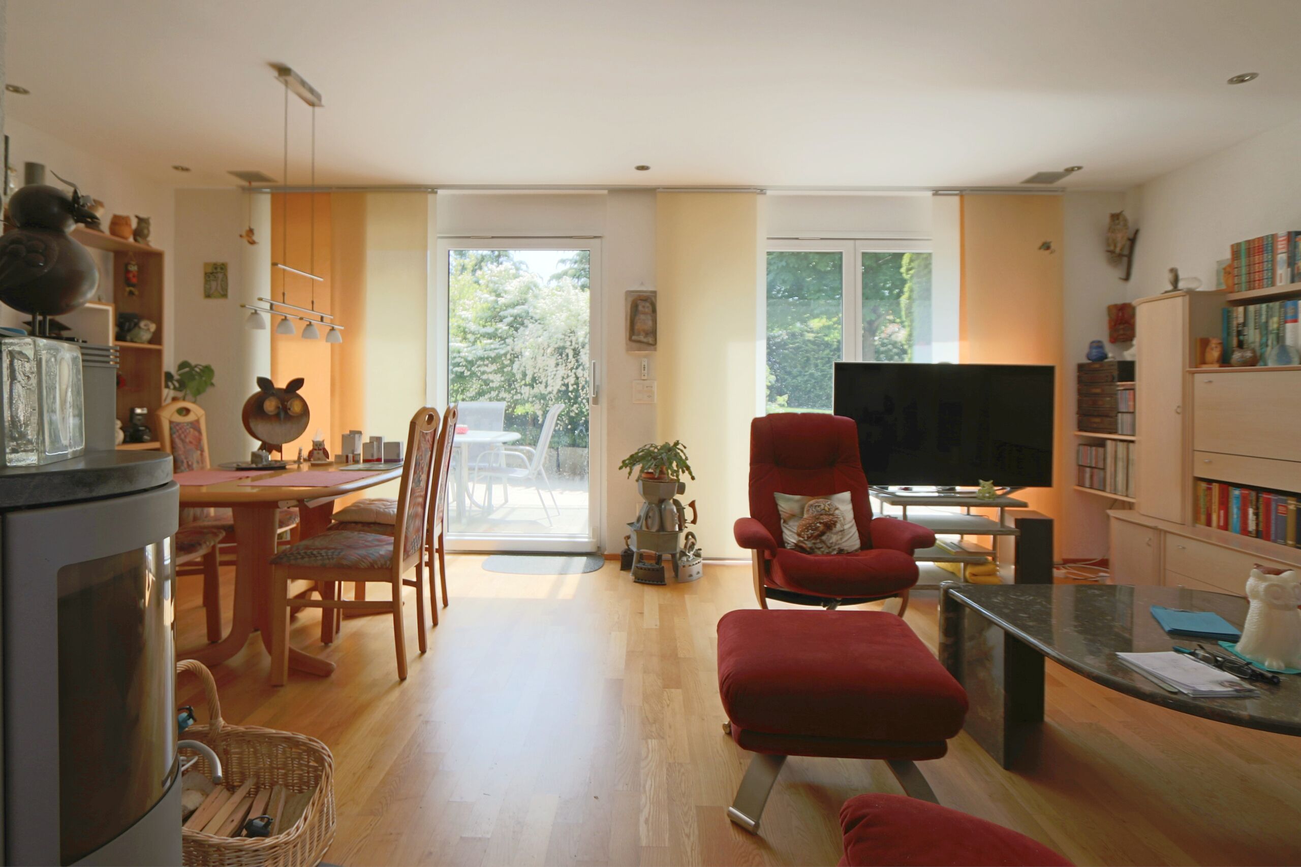 Nebenhaus Wohnzimmer mit Ausgang Sitzplatz