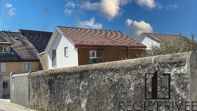 Disponible de suite, neuf. Maison villageoise avec jardins & terrasse