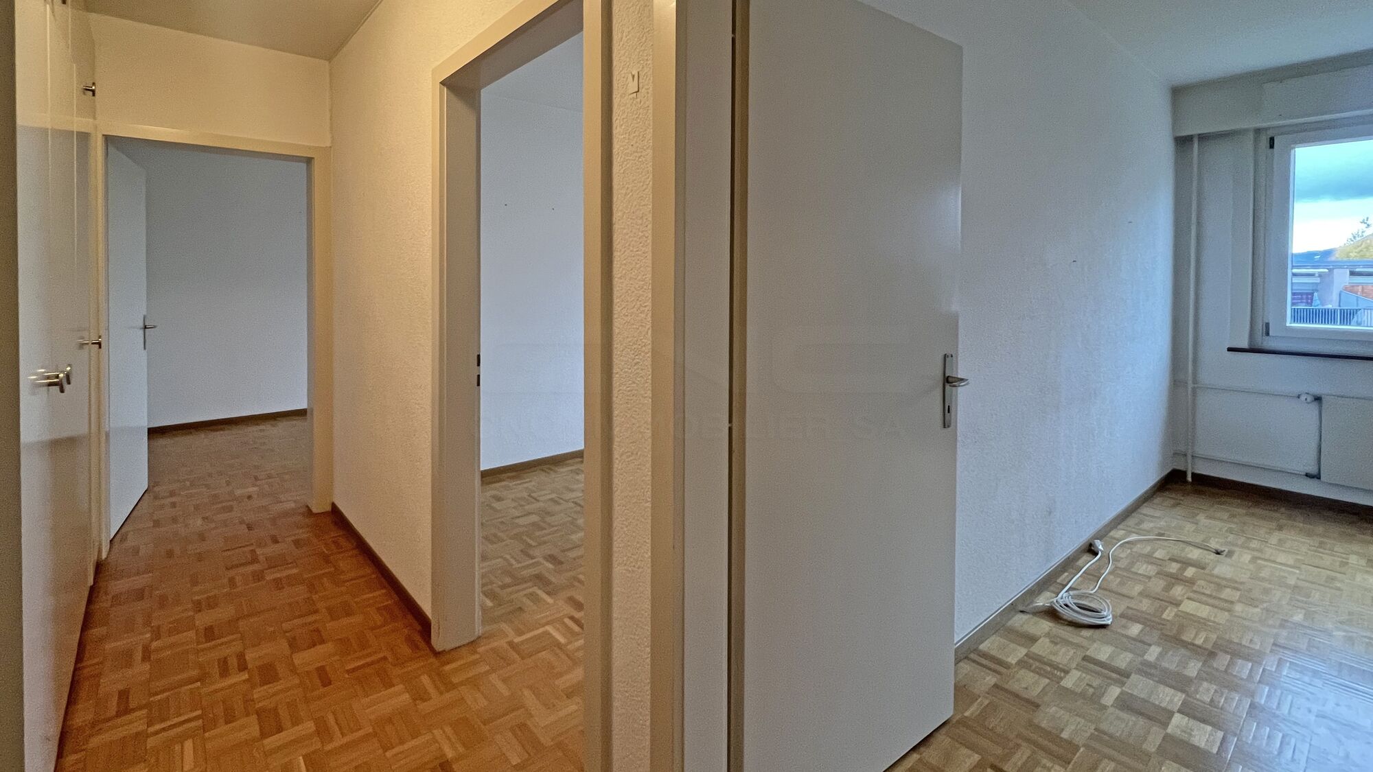Hall de distribution avec armoires murales