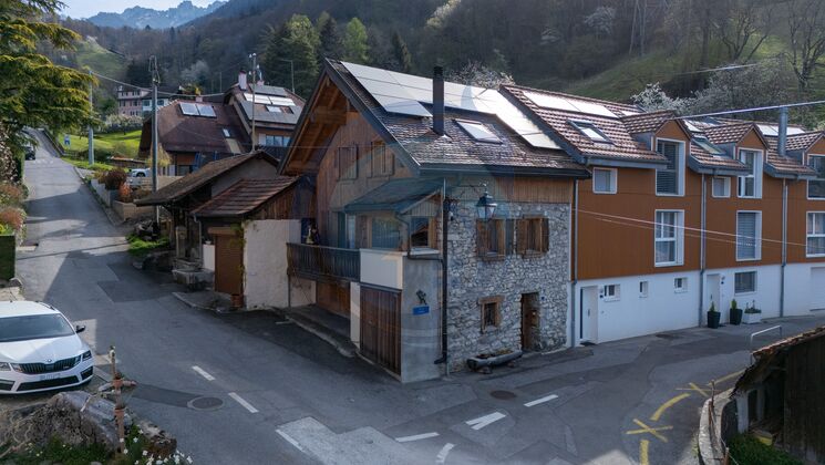 MAISON VILLAGEOISE MITOYENNE SUR LES HAUTEURS DE VILLENEUVE.