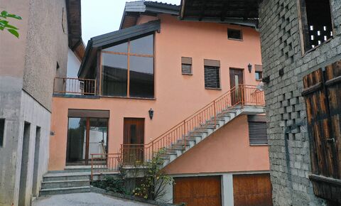 Sympathique duplex au coeur du village de Drône (Savièse) avec garage.