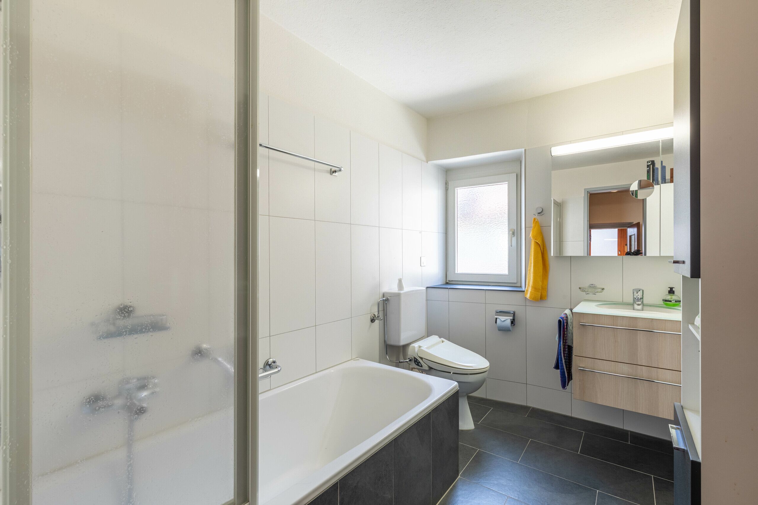 Badezimmer mit Badewanne, Lavabo und WC (2.OG)