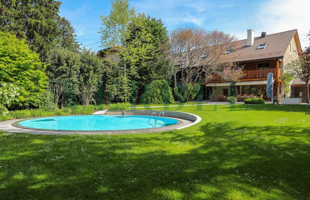 Somptueux corps de ferme avec piscine et jardin paysager