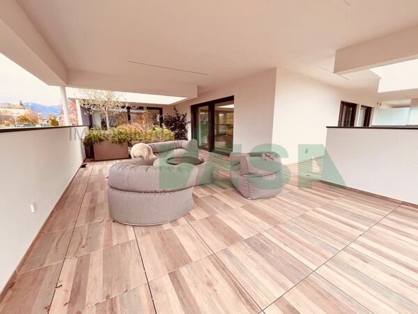 Large 7.5-room penthouse with spacious terrace and partial lake view