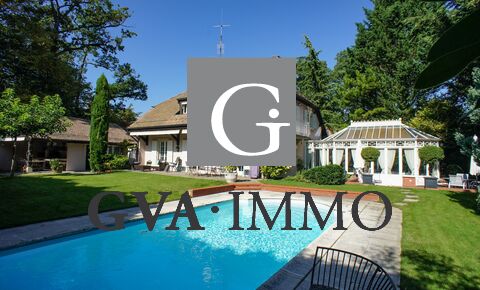 Superb villa with swimming pool located in lush greenery