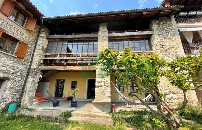 Typisches Tessiner Haus mit 3 schönen Wohnungen am Rande des Dorfkerns