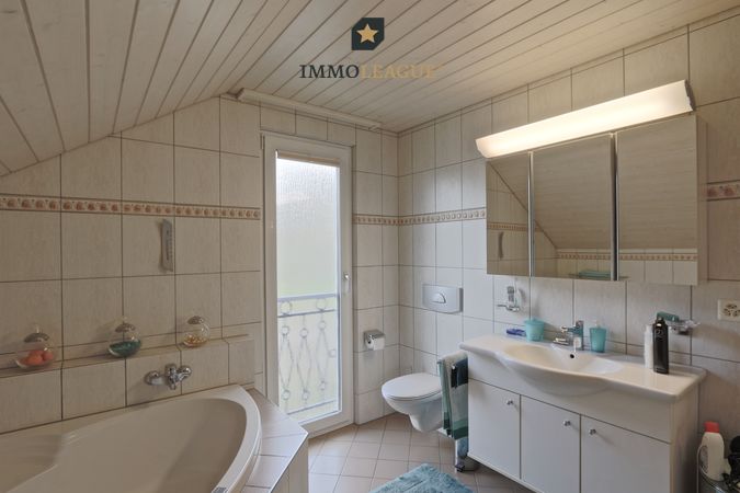 Helles Badezimmer mit Doppellavabo und Eckbadewanne