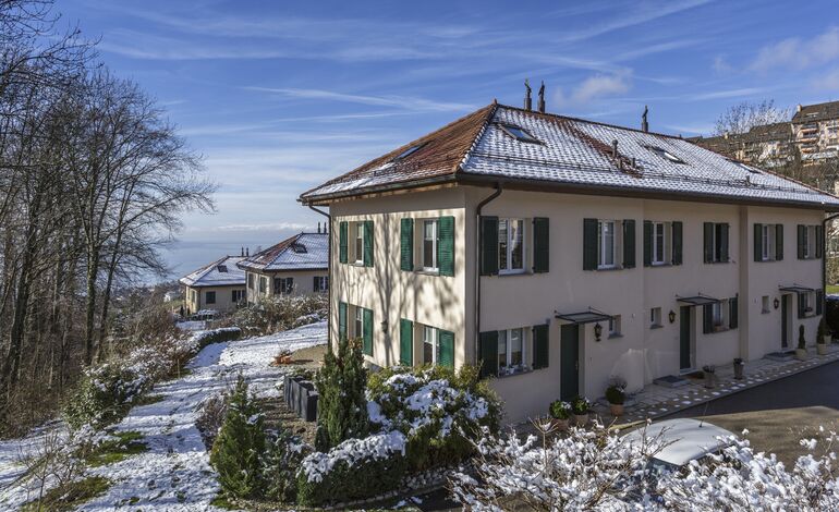 Maison mitoyenne moderne de 5.5 pièces avec vue dégagée sur le lac