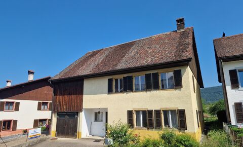 5.5 room village house on a 2,476m² plot with stable