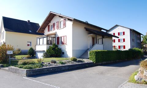 9.5 Zimmer-Zweigenerationenhaus an ruhiger Lage