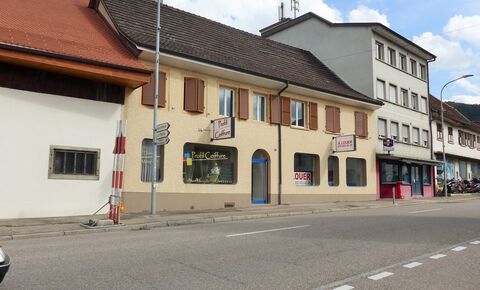 Immeuble de 2 surfaces commerciales et 2 appartements