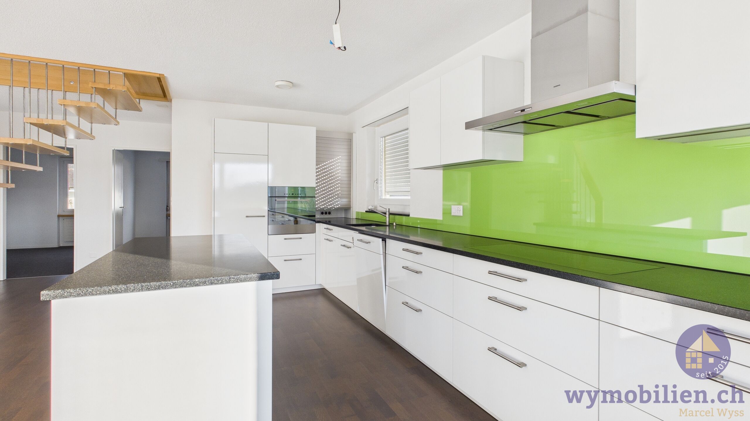 Die moderne, grosszügige Küche 