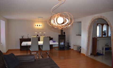 Rental house/building with accommodation and commercial space