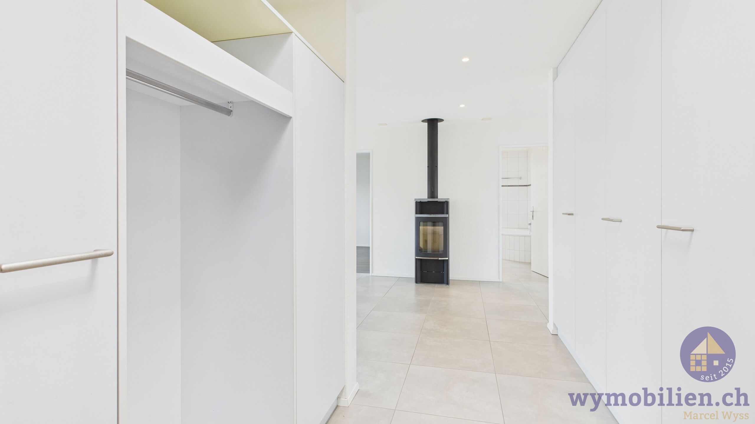 Entrée mit Garderobe und vielen Einbauschränken