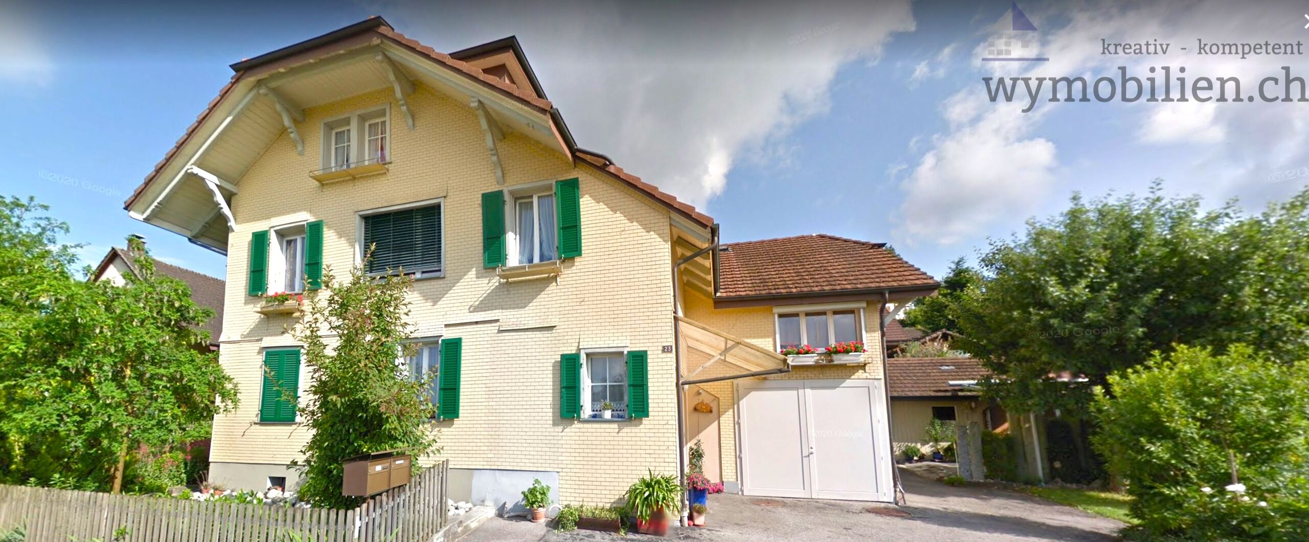 Fassade Süd mit der Zufahrt/Garage 