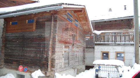 Authenticité pour ce chalet à transformer à Sarreyer. VENDU