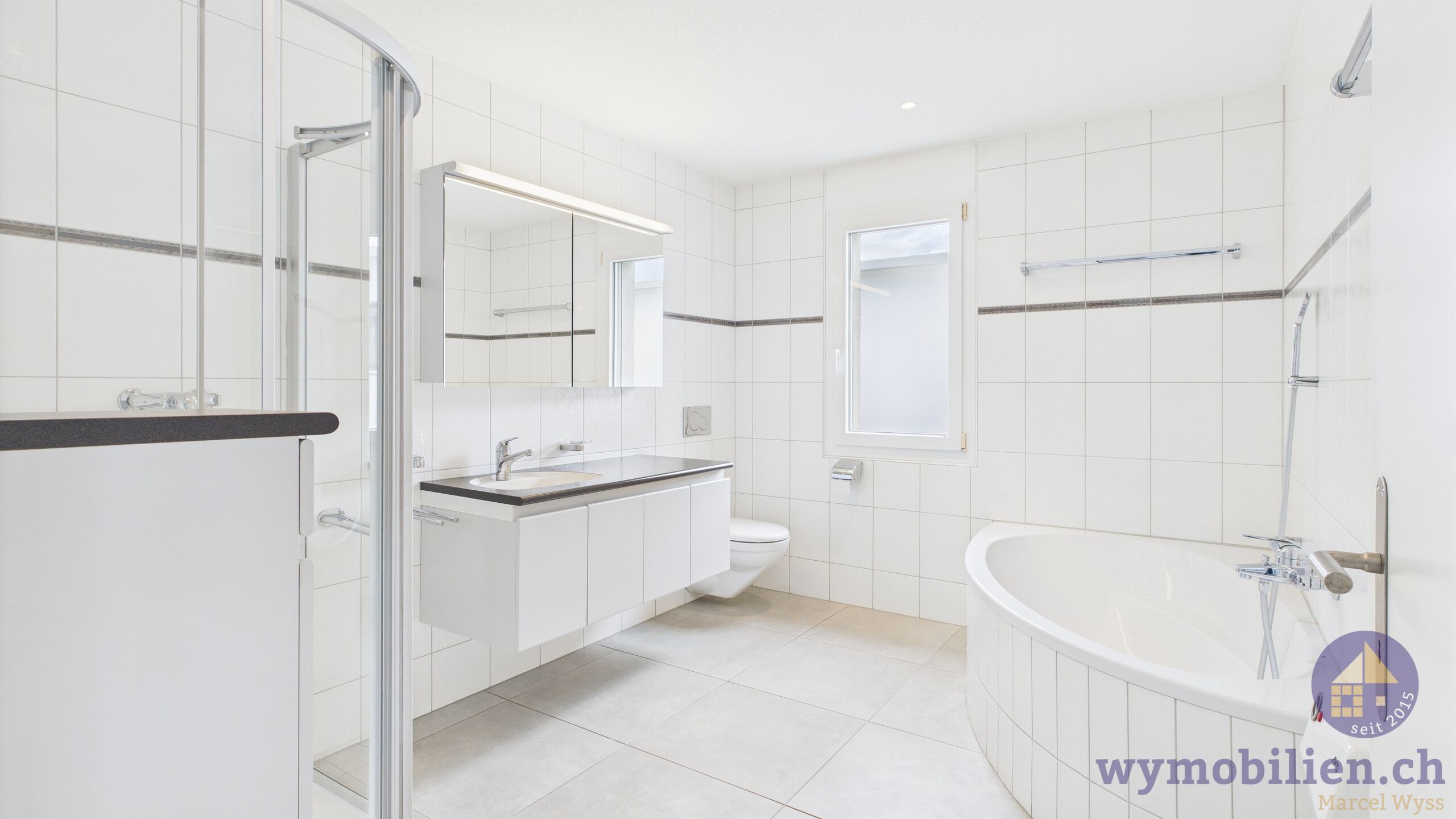 Bad mit Badewanne und Dusche