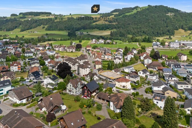 Sonnige Lage mit viel Privatsphäre und schönem Umschwung.